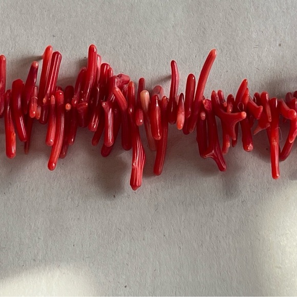 Unbranded Faux Plastic Red Coral Silver Tone Clasp Necklace 11 inch EUC - Picture 3 of 8